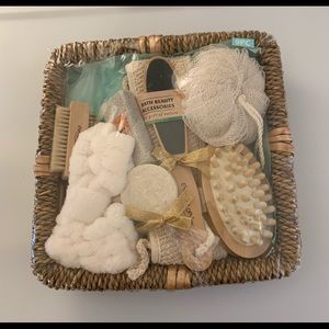NWOT Bath Beauty Gift Basket with 9 pieces - new in package - Pampering Spa Set